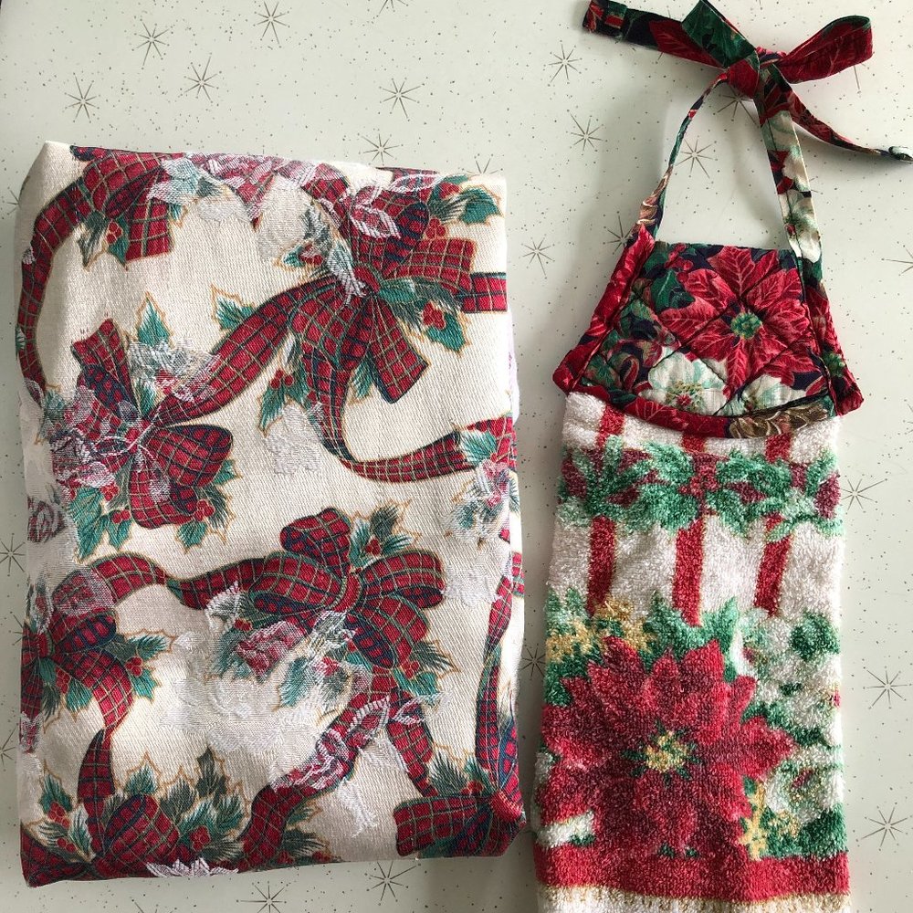 Vtg Oval Christmas Tablecloth & Hanging Kitchen Towel